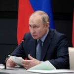 Un experto ruso afirma que Vladimir Putin se mantiene con vida gracias a los medicamentos occidentales contra el cáncer, pero que es probable que el próximo año sea el último en el poder.