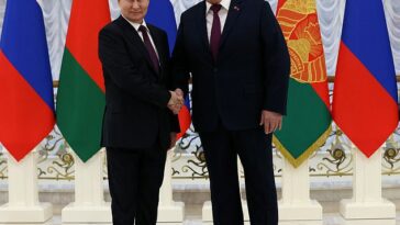 El presidente ruso, Vladimir Putin, se reunió hoy con el dictador Alexander Lukashenko durante una rara visita a Bielorrusia, alimentando los temores en Kyiv de que tiene la intención de presionar a su ex aliado soviético para que se una a una nueva ofensiva terrestre que abriría un nuevo frente contra Ucrania.