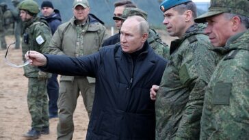 Putin habla con el Comandante Adjunto de las Tropas Aerotransportadas Anatoly Kontsevoy en un centro de entrenamiento para reservistas movilizados, en la región de Ryazan, Rusia, en octubre de 2022.