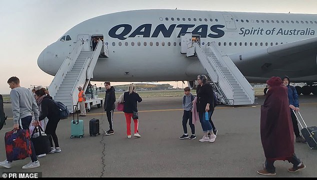 Un vuelo de Qantas que hizo un aterrizaje de emergencia en Azerbaiyán ha provocado retrasos en todo el mundo con familias que no saben si llegarán a casa para Navidad.