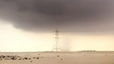 El tornado azotado por la ciudad industrial de Ras Laffan, a unas 50 millas al norte de la capital, Doha, con nubes oscuras reunidas cerca del estadio Al Khor.