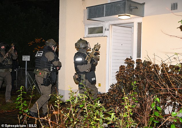 Las fuerzas de seguridad alemanas allanan una casa como parte de una operación de barrido para frustrar un complot para derrocar al parlamento.