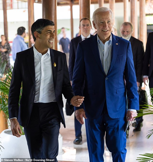 Rishi Sunak y Joe Biden (en la foto juntos el mes pasado) anunciarán hoy un acuerdo para mantener las luces encendidas en Gran Bretaña ¿usando gas producido por fracking en los EE. UU.