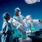 Un robot salvó la vida de un hombre de 61 años al extirpar un tumor canceroso de su garganta en la primera operación de este tipo en el Reino Unido ARRIBA: Una imagen de una operación diferente usando el robot Versius de CMR Surgical