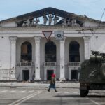 Rusia acusada de encubrimiento de crímenes de guerra al demoler teatro en Ucrania