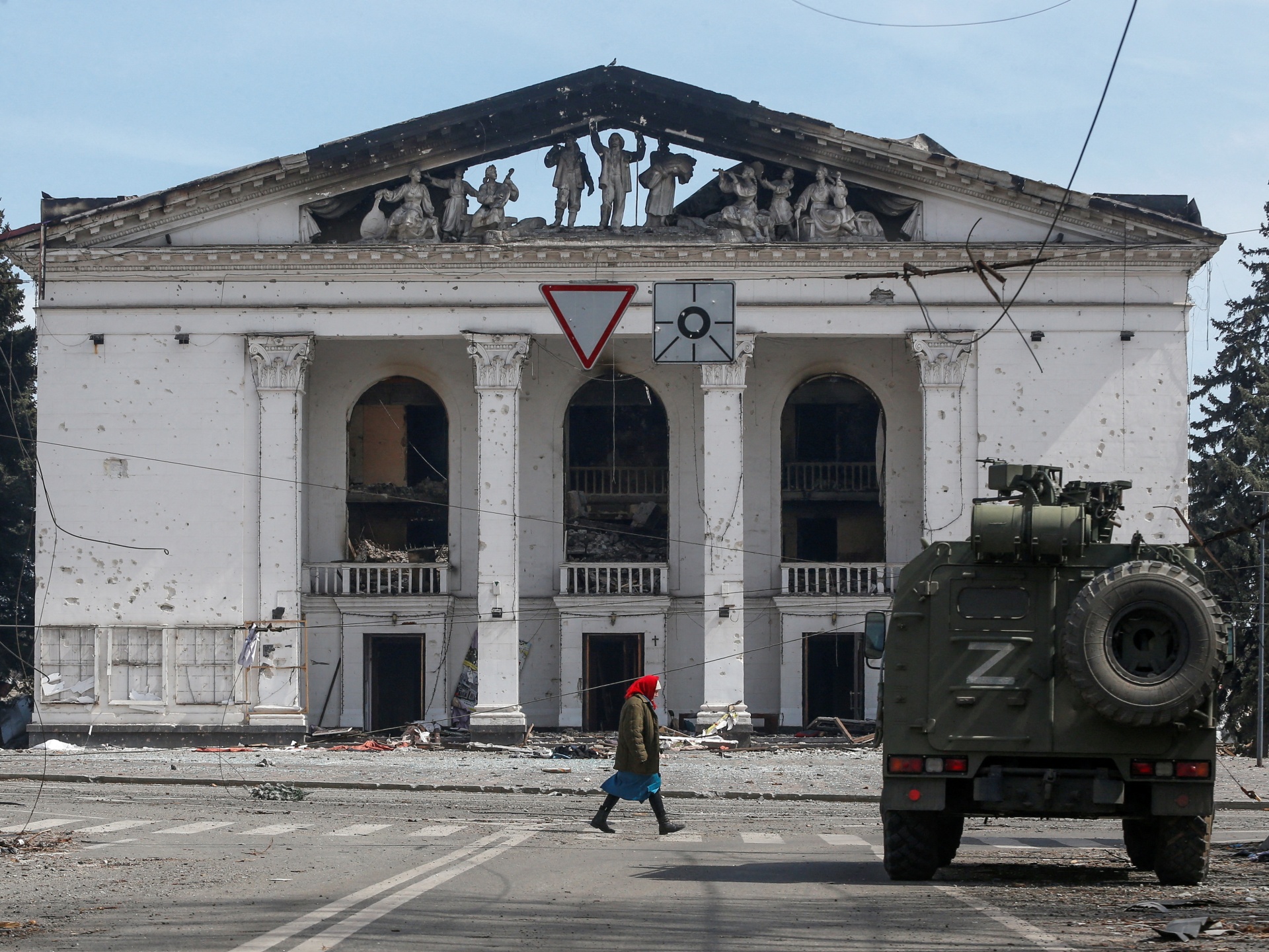 Rusia acusada de encubrimiento de crímenes de guerra al demoler teatro en Ucrania
