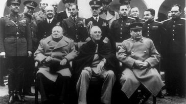 Churchill, Roosevelt y Stalin en la Conferencia de Yalta, donde se decidió el destino de Europa después de la Segunda Guerra Mundial, y que permitió que los crímenes de guerra rusos no se tomaran en cuenta.