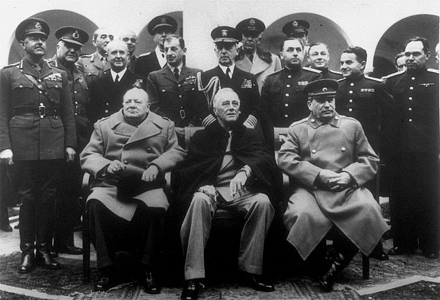 Churchill, Roosevelt y Stalin en la Conferencia de Yalta, donde se decidió el destino de Europa después de la Segunda Guerra Mundial, y que permitió que los crímenes de guerra rusos no se tomaran en cuenta.