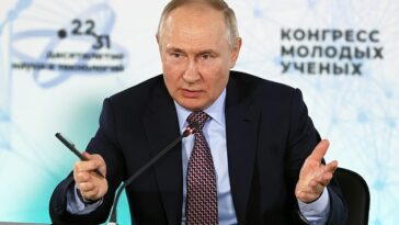 Vladimir Putin se cayó por las escaleras en su residencia oficial el miércoles por la noche, se lastimó el cóccix y 'defecó involuntariamente' debido a los efectos del cáncer, se afirma.