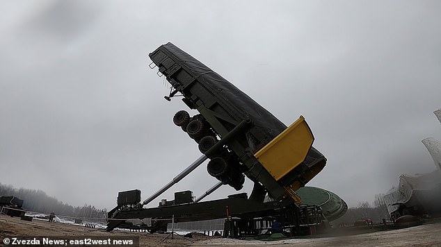 Los medios estatales rusos han publicado imágenes de otro misil nuclear Yars siendo cargado en un silo al sur de Moscú.