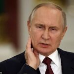 En la imagen: el presidente ruso Vladimir Putin gesticula durante su sesión informativa después de la reunión del Consejo de Estado en el Gran Palacio del Kremlin en Moscú el 22 de diciembre de 2022
