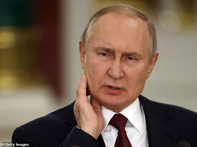 En la imagen: el presidente ruso Vladimir Putin gesticula durante su sesión informativa después de la reunión del Consejo de Estado en el Gran Palacio del Kremlin en Moscú el 22 de diciembre de 2022