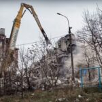 Rusos demoliendo edificios históricos en Mariupol
