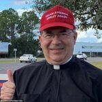 Pavone, amante de Trump, fotografiado con una gorra MAGA, ha expresado abiertamente su apoyo al expresidente, aunque el clero no puede hacer campaña a favor de candidatos políticos.