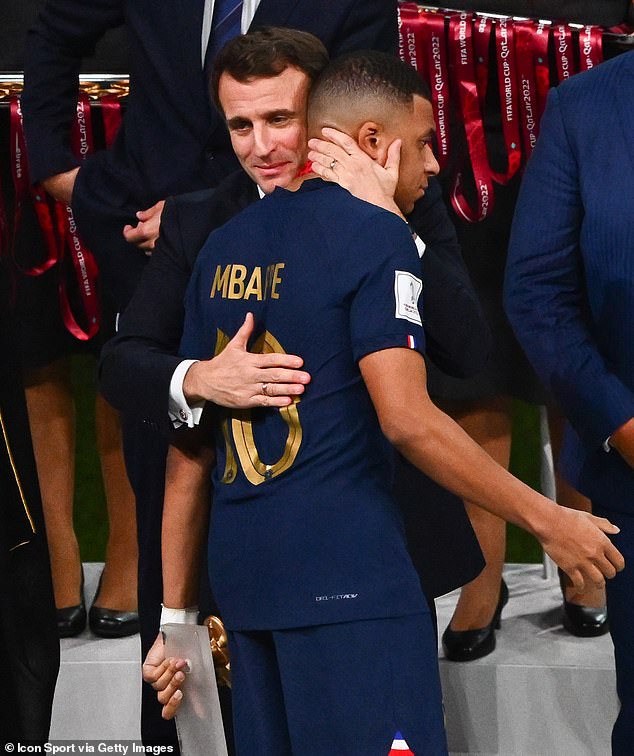 Durante la ceremonia de entrega de premios, Macron, que estaba repartiendo medallas a los abatidos jugadores franceses, intentó nuevamente abrazar a Mbappé, pero este se negó a hacer contacto visual con el presidente y rápidamente se alejó para estrechar la mano de otro funcionario.