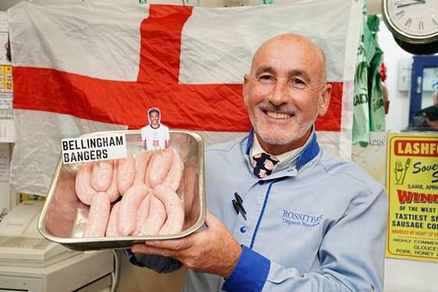 En Rossiter's Organic Butchers en Birmingham, los clientes hacían fila para comprar salchichas especiales de Bellingham, que llevan el nombre del prodigio de Inglaterra, 19