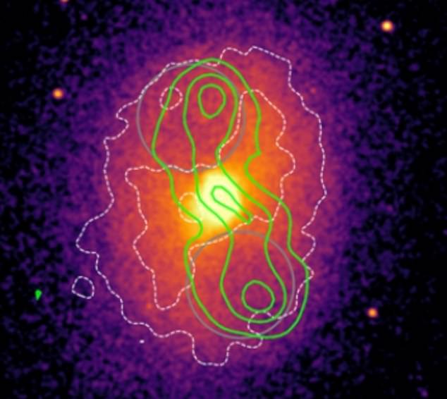 Las observaciones realizadas por el Observatorio de rayos X Chandra de la NASA muestran las enormes cavidades (con un círculo gris) excavadas por los potentes chorros de radio (contornos verdes) expulsados ​​del agujero negro en el centro del cúmulo de galaxias MS0735