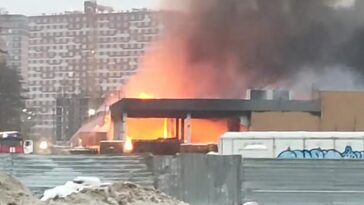 El centro comercial StroyPark en Balashikha, al este de Moscú, se incendió la madrugada del lunes después de que comenzara el incendio en una tienda que vendía materiales de construcción.