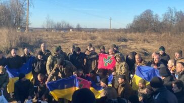 Sesenta defensores ucranianos liberados son bienvenidos a casa
