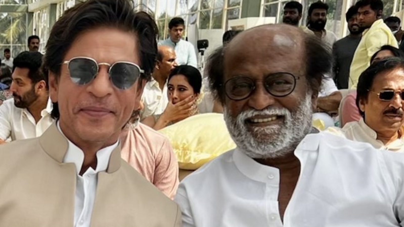 Shah Rukh Khan sostiene la mano de Rajinikanth en una foto invisible, le desea el día de su cumpleaños: a la estrella de estrellas más arrogante y humilde
