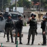 Soldados israelíes atacan a escolares con gases lacrimógenos en Hebrón