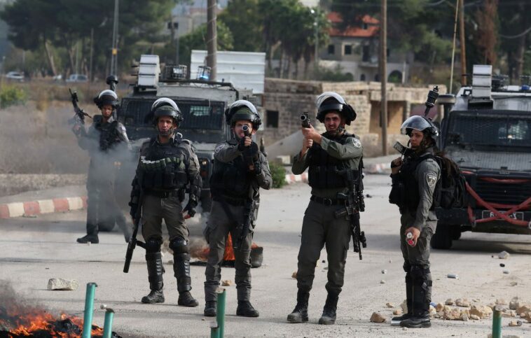 Soldados israelíes atacan a escolares con gases lacrimógenos en Hebrón