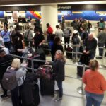 Southwest advierte sobre más cancelaciones de vuelos a medida que el colapso atrae el escrutinio federal