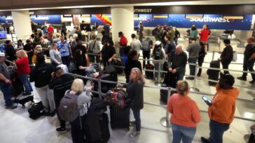 Southwest advierte sobre más cancelaciones de vuelos a medida que el colapso atrae el escrutinio federal