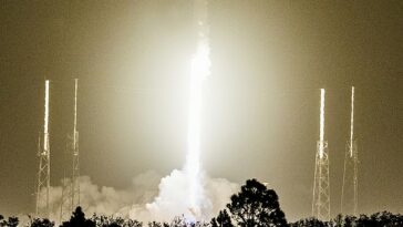 Se ha revelado que el balón oficial de la Copa Mundial de Qatar fue enviado al espacio a bordo de un cohete SpaceX Falcon 9 antes de que comenzara el torneo.  En la imagen: un cohete SpaceX Falcon 9 despega de la Estación Espacial de Cabo Cañaveral en noviembre