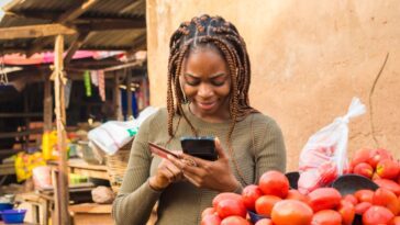 Strike se asocia con Bitnob para mejorar los pagos de remesas a África
