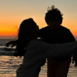 Suhana Khan capta el último atardecer de 2022 con su hermano menor AbRam en la playa, comparte un cálido abrazo
