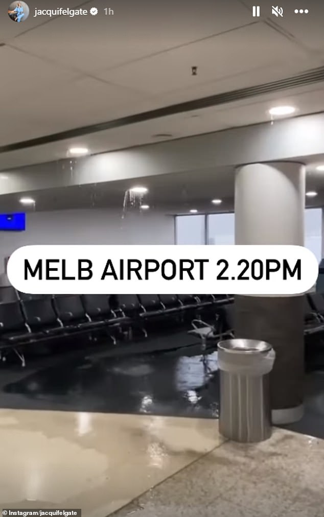 Los pasajeros en el aeropuerto de Melbourne han tenido que esquivar el agua que cae de los techos mientras el clima salvaje azota el estado, con vuelos suspendidos mientras las terminales están llenas de viajeros navideños.