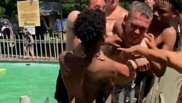 Los hombres fueron filmados supuestamente agrediendo a los adolescentes cuando intentaban usar la piscina en el resort Maselspoort en la provincia de Free State el día de Navidad.