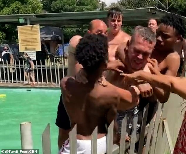 Los hombres fueron filmados supuestamente agrediendo a los adolescentes cuando intentaban usar la piscina en el resort Maselspoort en la provincia de Free State el día de Navidad.
