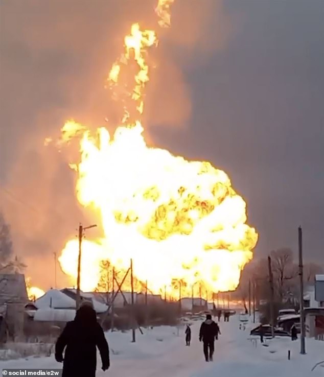 Una tubería rusa que lleva gas a Europa ha estallado en una enorme bola de fuego, matando a tres