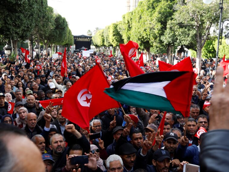 Tunecinos protestan contra Saied antes de las elecciones parlamentarias