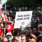 Tunecinos protestan contra el presidente una semana antes de las elecciones parlamentarias