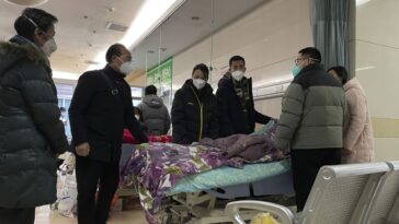 UCI abarrotadas, crematorios abarrotados: COVID-19 enturbia ciudades chinas
