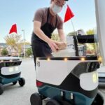 Uber está utilizando robots fabricados por Cartken para entregar pedidos de UberEats en partes de Miami, Florida.  Los robots utilizan la inteligencia artificial (IA) de Cartken y la tecnología de mapas y navegación basada en cámaras.