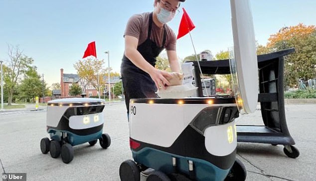 Uber está utilizando robots fabricados por Cartken para entregar pedidos de UberEats en partes de Miami, Florida.  Los robots utilizan la inteligencia artificial (IA) de Cartken y la tecnología de mapas y navegación basada en cámaras.