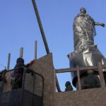 Los trabajadores del consejo en la ciudad portuaria ucraniana de Odessa derribaron un monumento a la emperatriz rusa Catalina la Grande después de una votación pública para deshacerse de él.