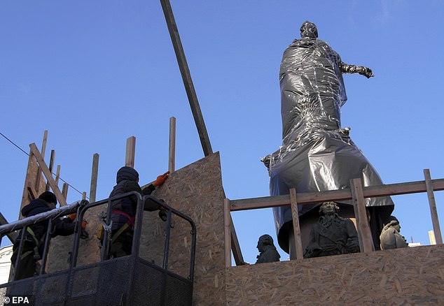 Los trabajadores del consejo en la ciudad portuaria ucraniana de Odessa derribaron un monumento a la emperatriz rusa Catalina la Grande después de una votación pública para deshacerse de él.