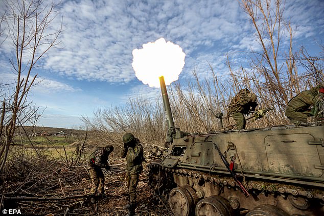 Ucrania dijo hoy que ha matado a 90.000 soldados rusos y ha perdido a 13.000 de sus propios soldados desde que comenzó la invasión de Rusia en febrero.  En la foto: las fuerzas rusas disparan el mortero autopropulsado 2S4 'Tulip' no lejos de Bakhmut, región de Donetsk, Ucrania, el 1 de diciembre.