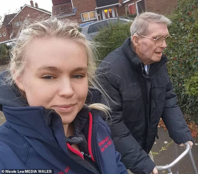 Nicole Lea, fotografiada aquí con su abuelo Melvyn Ryan, quedó horrorizada después de que le dijeron que no vendrían ambulancias para ayudarlo después de que se cayó y se rompió la cadera.