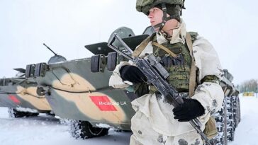 Los vehículos blindados de Bielorrusia que participan en ejercicios de combate rápido cerca de Ucrania han aparecido en imágenes de propaganda estatal con lo que parecen ser