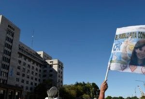 Vicepresidenta argentina Cristina Fernández sentenciada a 6 años de prisión