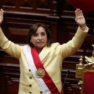 Vicepresidenta toma posesión en Perú tras destitución de Castillo