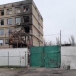 Víctimas como centro de detención preventiva de Kherson dañado en ataque ruso