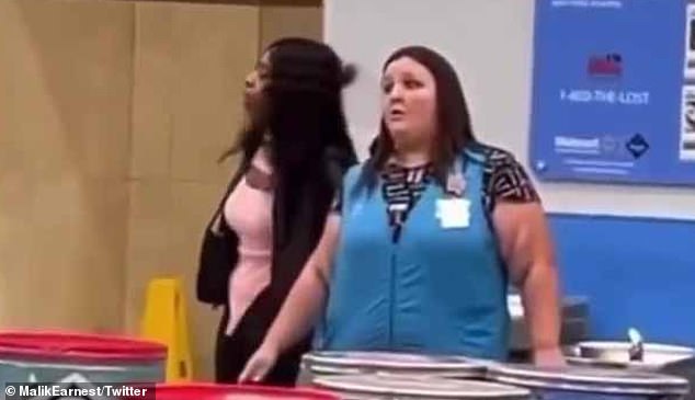 Horribles imágenes de video mostraron el momento en que una mujer tomó como rehén a un trabajador de Walmart en Mississippi antes de que la policía la matara a tiros el miércoles.