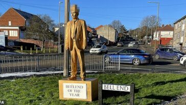 La estatua con cabeza de pene de Vladimir Putin se erigió en el pueblo de Bell End para conmemorarlo como